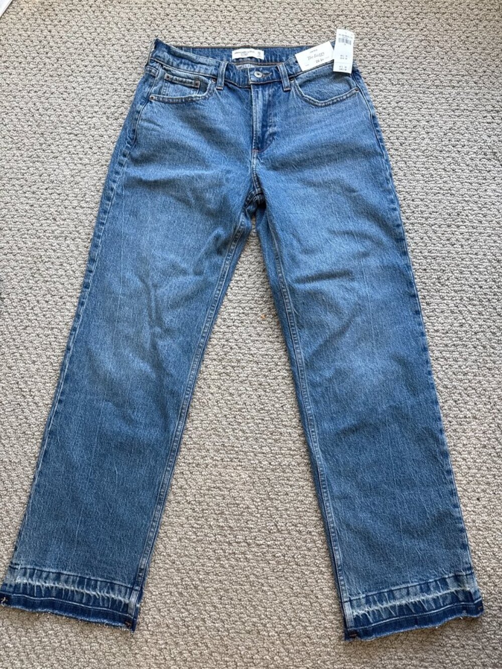 NWT Abercrombie & Fitch The Baggy Low Rise Jeans Size 26 Medium Wash Frayed Hem
